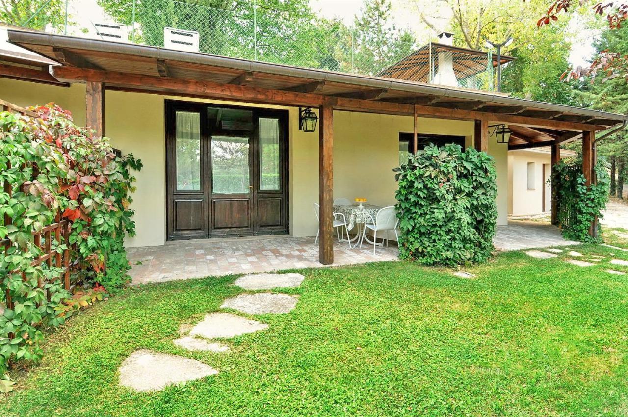 Villamena Assis Exterior foto