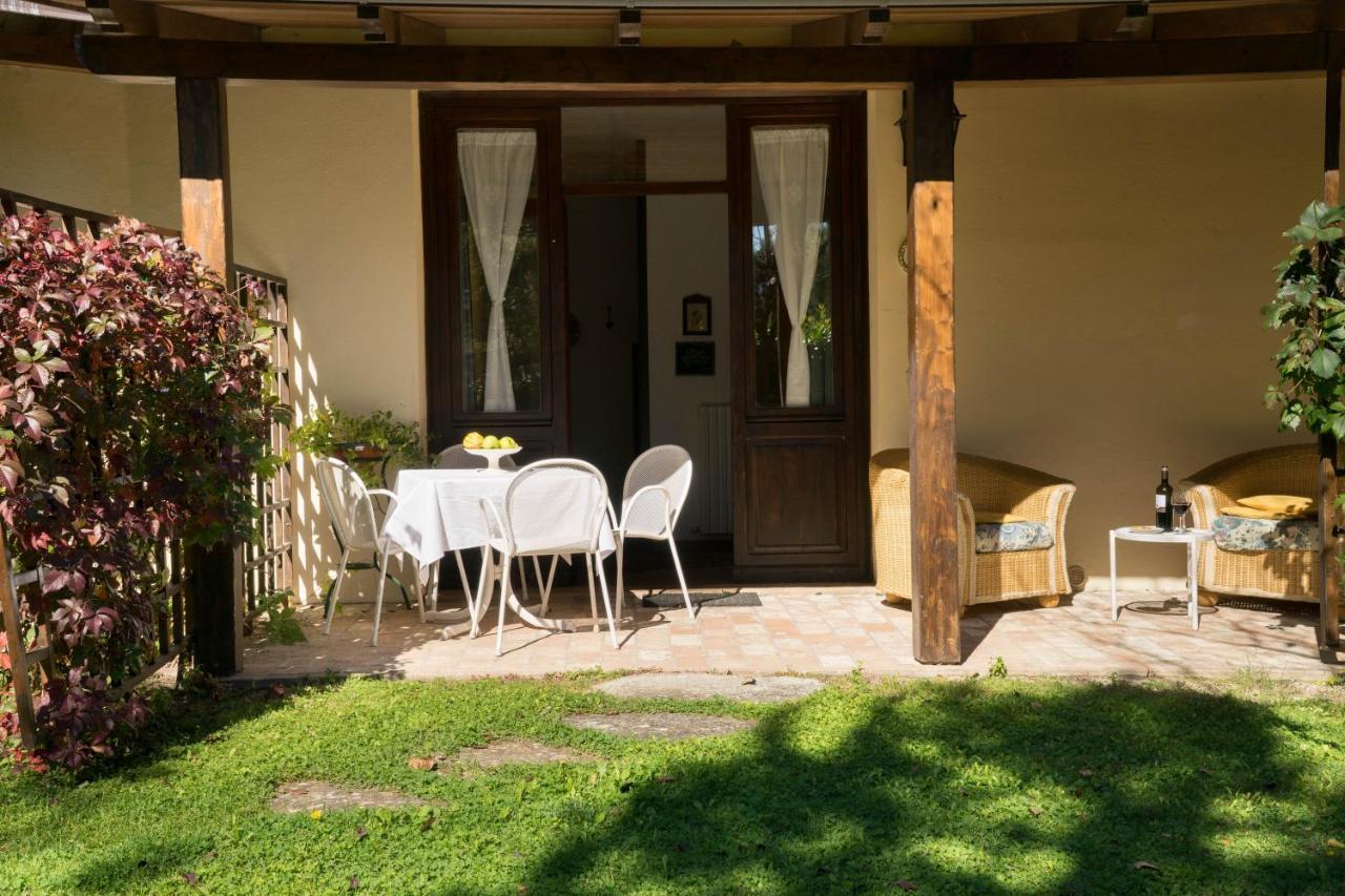 Villamena Assis Exterior foto
